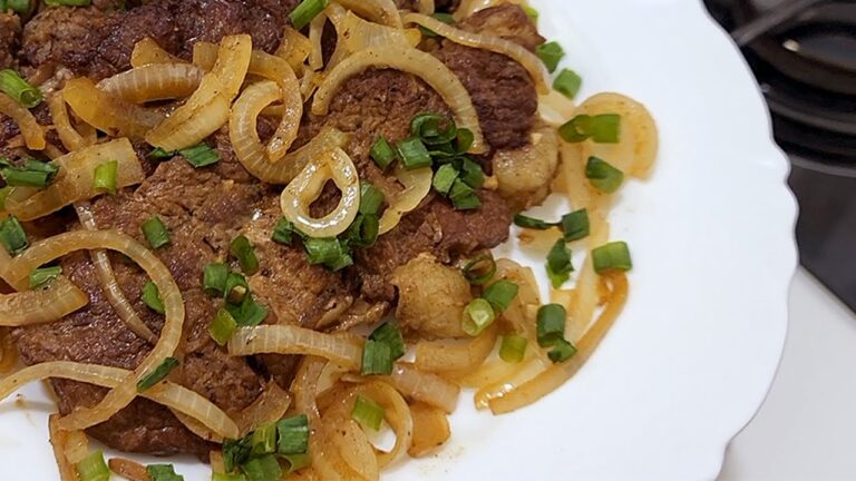 Bife Acebolado na Pressão é muito gostoso e suculento - Receitas Incríveis
