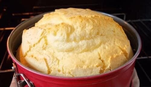 Pão de Queijo Gigante de Panela, macio por dentro e crocante por fora