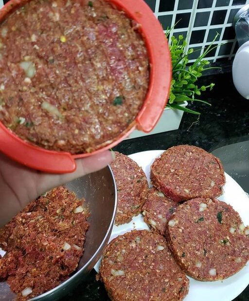Hambúrguer Caseiro, suculento e saboroso feito com apenas 4 ingredientes