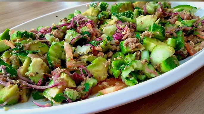 Uma receita leve e cheia de frescor para o seu dia – Salada de Abacate com Tomate.