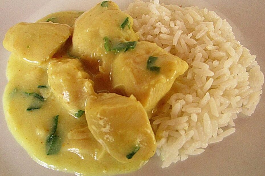 Perfeita para um almoço rápido e delicioso: Frango ao Curry com Arroz de Coco
