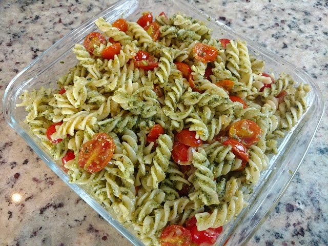 Fica pronto em apenas 15 minutos e é uma delícia: Macarrão com Molho Pesto e Tomates Secos