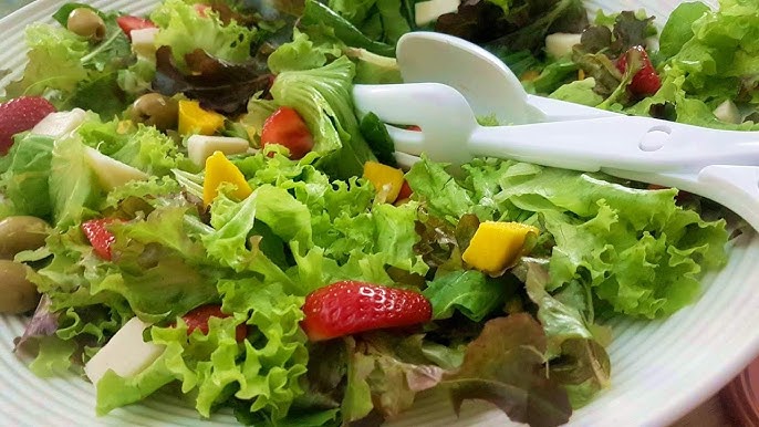 Leve, saudável e deliciosa, você vai amar: Salada de Alface com Molho Balsâmico e Nozes