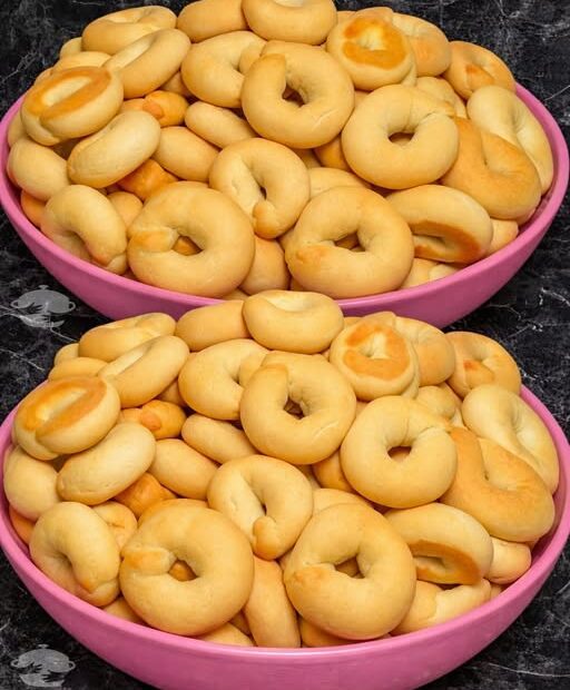 Rosquinhas de Maizena que derretem na boca rende mais de 100 unidades Rosquinhas de Maizena que derretem na boca rende mais de 100 unidades