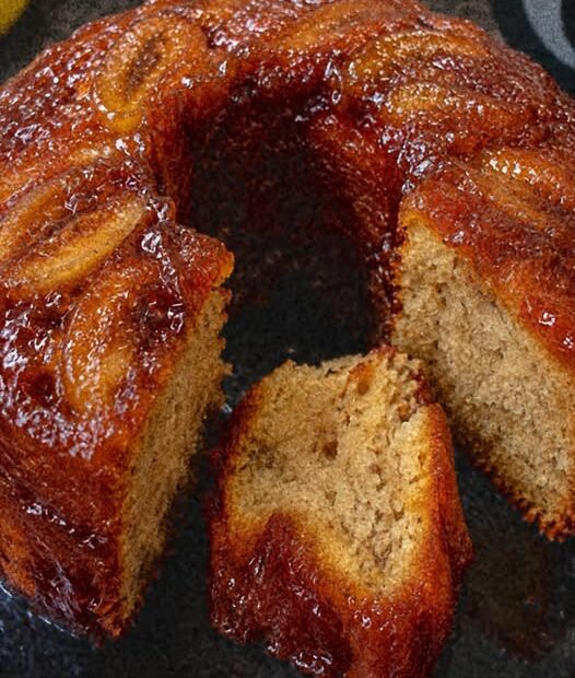 Bolo de Banana Caramelizado: Receita Fofinha, Úmida e com um Cheirinho Irresistível