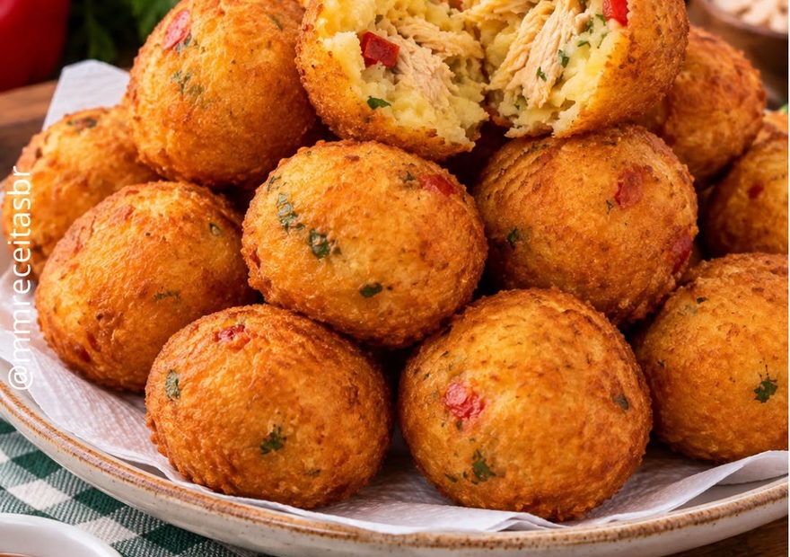 Bolinho de batata com frango: crocante por fora e macio por dentro Bolinho de batata com frango: crocante por fora e macio por dentro