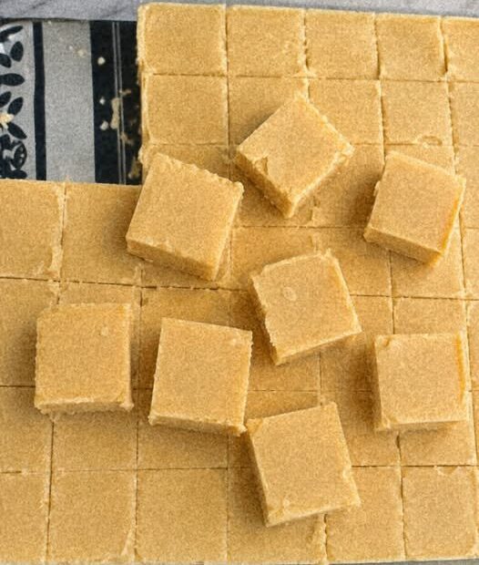 Com só 4 ingredientes, vira quadradinhos firmes e deliciosos