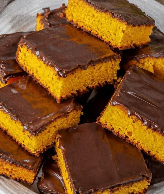 Massa úmida, fofinha e com uma cobertura de chocolate perfeita