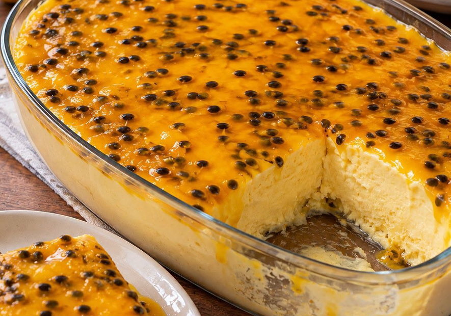 Sobremesa cremosa de maracujá com calda da fruta Sobremesa cremosa de maracujá com calda da fruta